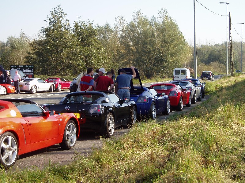 Nieuwsgierige Belgen bij de auto van Jans.