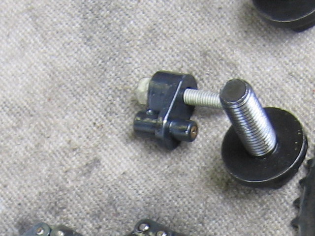 Het gaatje van het koperkleurig sproeiertje in het zwarte onderdeel wat de ketting dus smeerd, is gewoon te klein waardoor de sproeier verstopt kan raken. De latere versies zijn simpelweg zonder uitgevoerd!