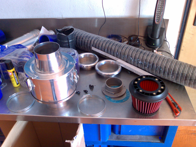 APEXi filter (rechts) en Viper Airbox (links)
