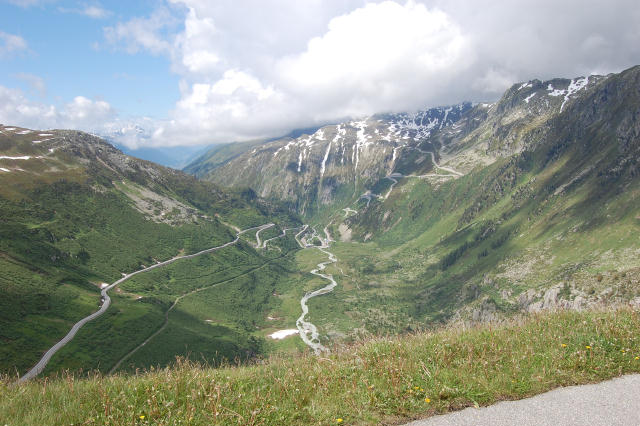 Uitzicht over de Furka en Grimsel klim en het begin van het Rhonedal.