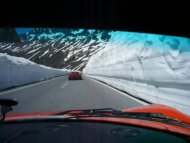 Rijden tussen metershoge sneeuwmuren op Timmelsjoch