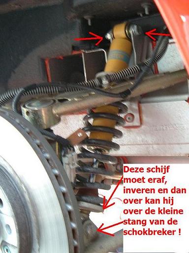 pijltjes bij de bouten/moeren, en één bij de schijf die eraf moet !!