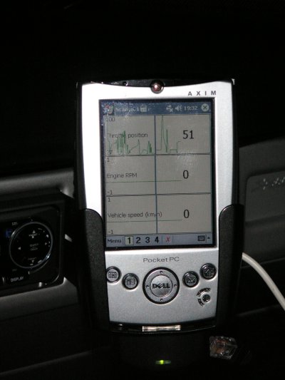 PDA met stand van het gaspedaal op het scherm.